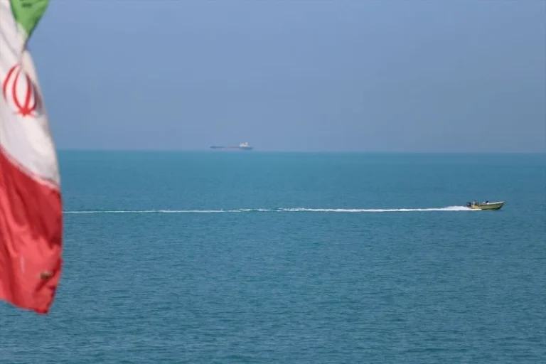 Europapress 7570981 April 28 2024 Bushehr Iran Boat Is Sailing As Iranian Flag Waves On The