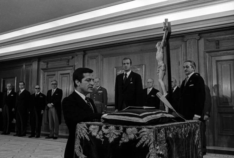 Europapress 7625933 Adolfo Suarez Prestando Juramento Cargo Presidente Gobierno Rey Juan Carlos