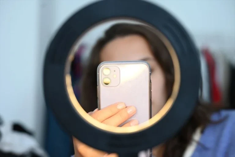 Europapress 7634224 Illustration 05 July 2024 Berlin Filephoto Woman Takes Photos Behind Ring