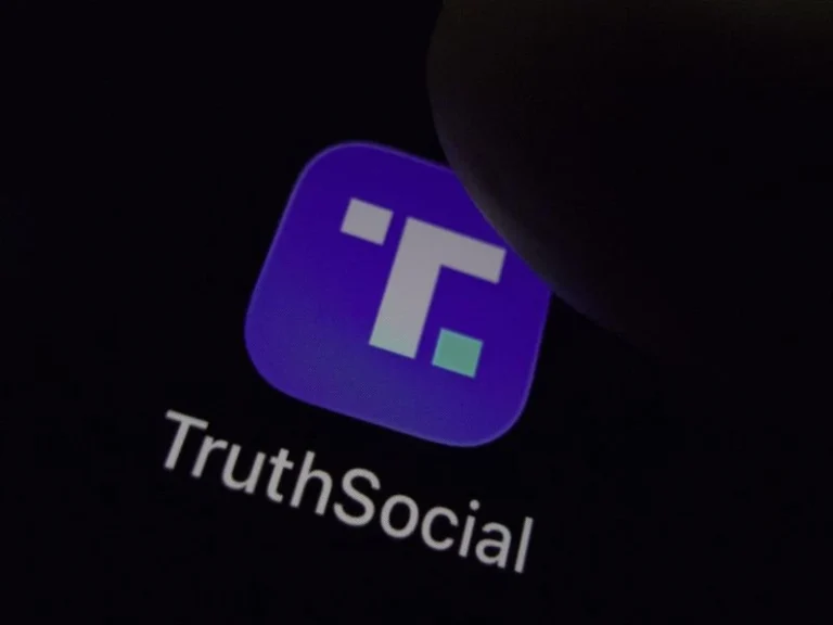 Europapress 7698746 July 18 2026 Taichung Taiwan View Of Finger About To Touch Truth Social App