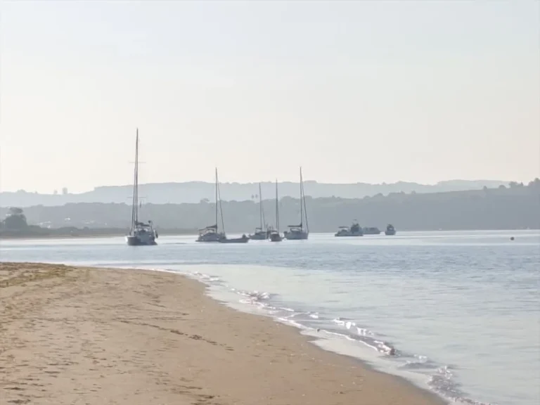 Europapress 7720418 Playa Puntal Somo Arena Barcos Mar