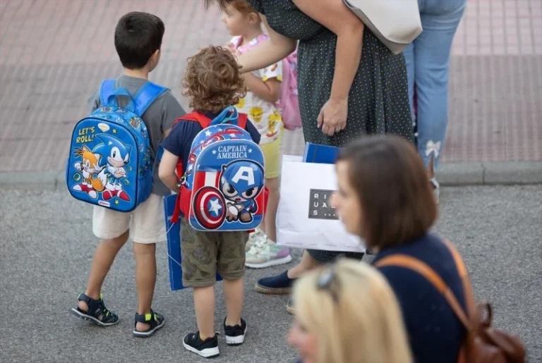 Europapress 6199219 Dos Ninos Primer Dia Colegio Septiembre 2024 Madrid Espana Comunidad Madrid