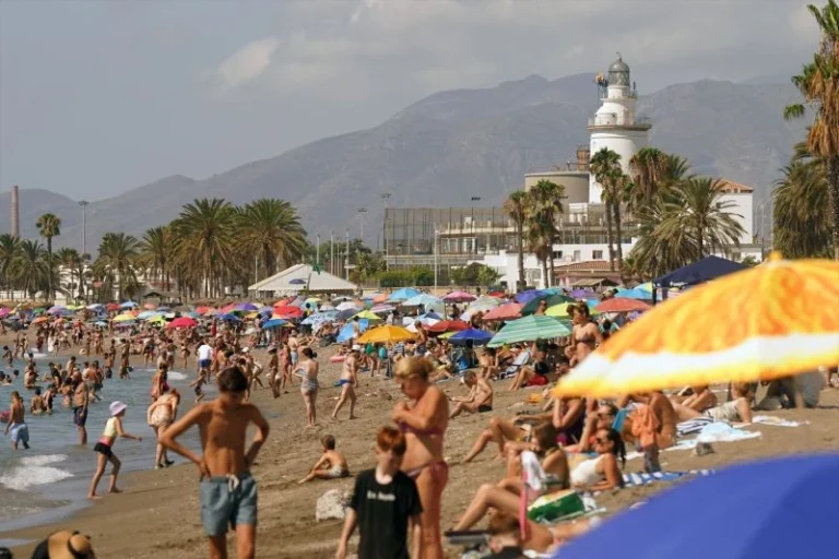 Europapress 6880406 Numerosos Turistas Malaguenos Disfrutan Playa Malagueta 29 Julio
