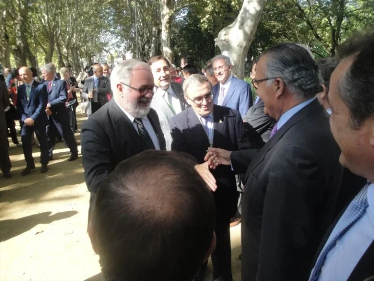 Europapress 7759643 Ministro Agricultura Miguel Arias Canete Lleida Saluda Ex Conseller