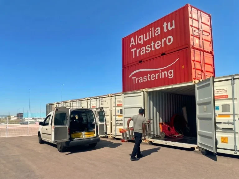 Profesional Descargando Su Furgoneta En Almacn Drive In Trastering Fuenlabrada Getafe