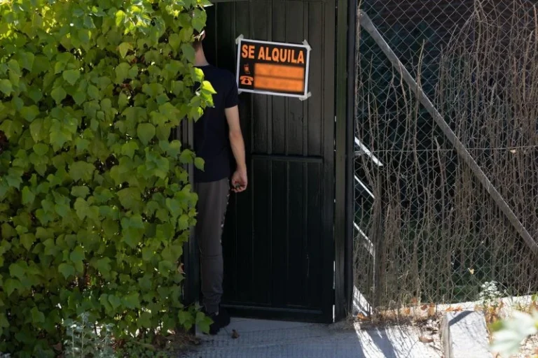 Europapress 6959103 Cartel Anuncia Alquila Vivienda 16 Septiembre 2025 Madrid Espana Precio
